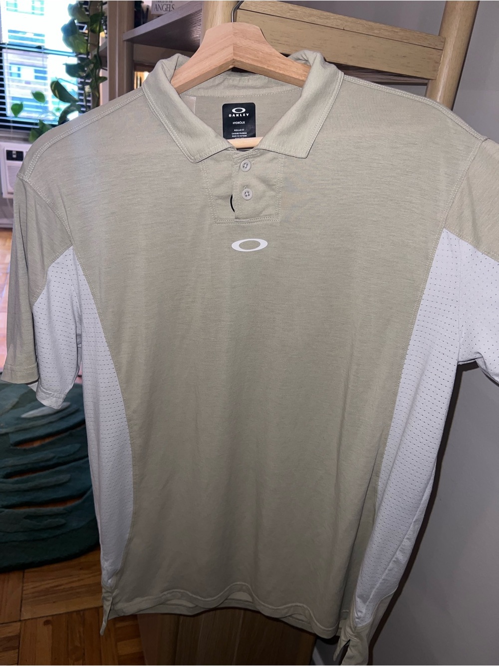 Oakley Men's Light Beige Polo size small